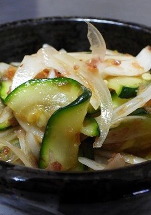 ズッキーニと新玉ねぎのワサビ鰹節和え-レシピのメイン写真