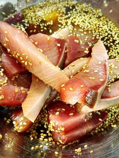 簡単!ブリ刺身のしょうがにんにく醤油漬け-レシピのメイン写真