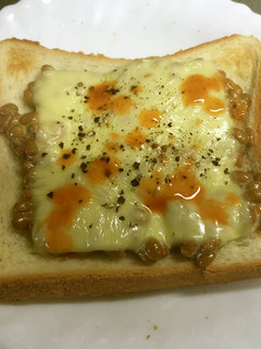 お手軽絶品☆納豆チーズカレーパン-レシピのメイン写真