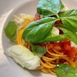 バジルとモッツァレラチーズのトマトパスタ
