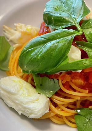 バジルとモッツァレラチーズのトマトパスタ-レシピのメイン写真