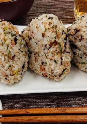 ごま油香る塩コンおかかもち麦おにぎり-レシピのメイン写真
