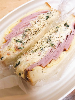 コンビニの千切りキャベツで!梅マヨサンド-レシピのメイン写真