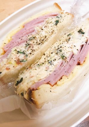 コンビニの千切りキャベツで！梅マヨサンド-レシピのメイン写真