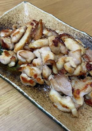 簡単♩フライパンで焼き鳥（鳥モモ　塩）-レシピのメイン写真