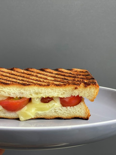 爽やかなバジルトマトチーズトースト-レシピのメイン写真