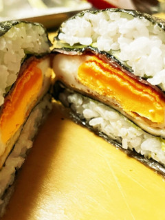 具が真ん中にくるおにぎらず-レシピのメイン写真