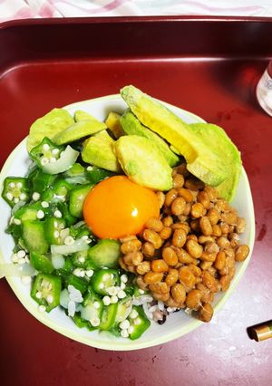 イカオクラのアボカド納豆丼☆卵黄のせ★-レシピのメイン写真