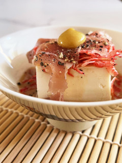 干しエビ乗せの冷奴を、豆乳麺つゆで頂く-レシピのメイン写真