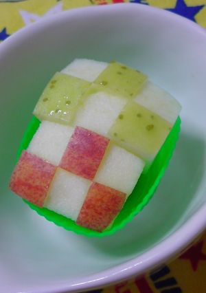 お弁当に♪りんごの飾り切り◇格子◇-レシピのメイン写真