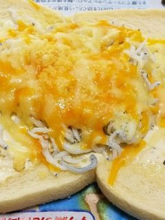 しらすのせ、チーズパン-レシピのメイン写真