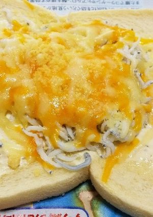 しらすのせ、チーズパン-レシピのメイン写真