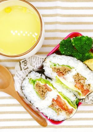 片手でパクッと!タコライス風おにぎらず-レシピのメイン写真
