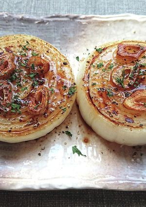 玉ねぎにガーリックバター醤油のせステーキ-レシピのメイン写真