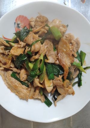 簡単　葉にんにくと豚こまのゴマ油醤油炒め-レシピのメイン写真