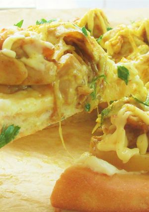 〖 鶏もも肉のスパイシーチーズピザ 〗-レシピのメイン写真