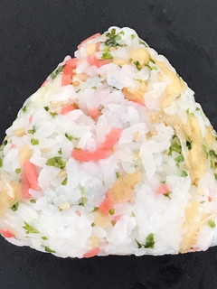 お弁当用☆おにぎり/紅生姜とあげ玉-レシピのメイン写真