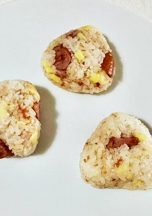 息子考案♪梅チーズとウインナーのおにぎり-レシピのメイン写真
