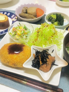 コロッケメインの夕飯メニュー・野菜沢山-レシピのメイン写真