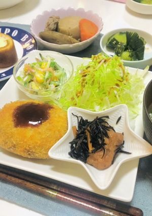 コロッケメインの夕飯メニュー・野菜沢山-レシピのメイン写真