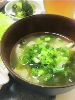 油揚げとワカメのお味噌汁・ネギを乗せて。-レシピのメイン写真