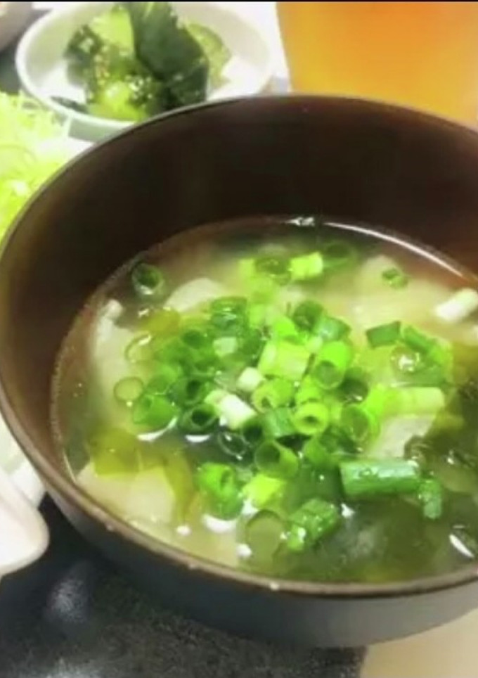 油揚げとワカメのお味噌汁・ネギを乗せて。-レシピのメイン写真