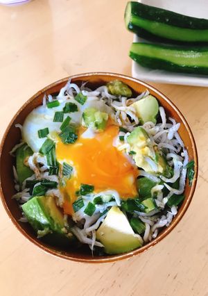 うま!オートミールde温玉しらすアボカ丼-レシピのメイン写真