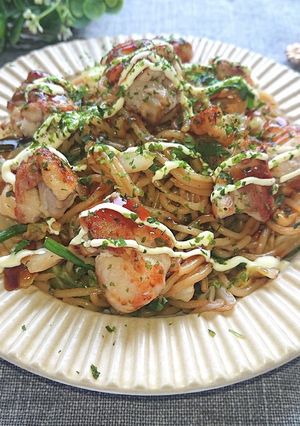 焼きそばにカリサク鶏もも焼きのせ-レシピのメイン写真