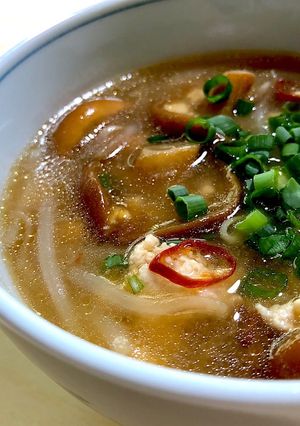 特大なめこと鶏ひき肉のピリ辛中華スープ-レシピのメイン写真