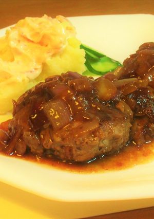 粗挽き肉のハンバーグ　新玉赤ワインソース-レシピのメイン写真