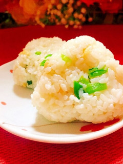 お野菜を摂取♪小松菜と揚げ玉のおにぎり-レシピのメイン写真