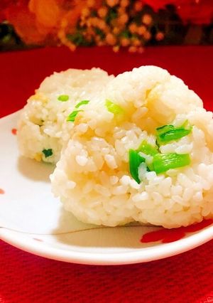 お野菜を摂取♪小松菜と揚げ玉のおにぎり-レシピのメイン写真