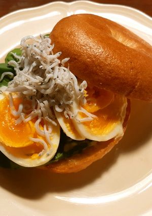 半熟玉子と釜揚げしらすのベーグルサンド-レシピのメイン写真