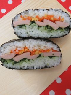 おにぎらず★人参シリシリ+魚肉ソーセージ-レシピのメイン写真