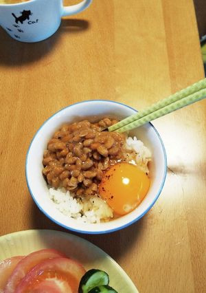 卵にえごま油納豆黒胡椒-レシピのメイン写真