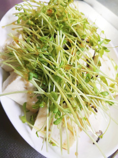 【時短で超簡単】豆苗のせ豆腐サラダ-レシピのメイン写真
