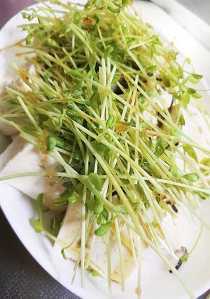 【時短で超簡単】豆苗のせ豆腐サラダ-レシピのメイン写真