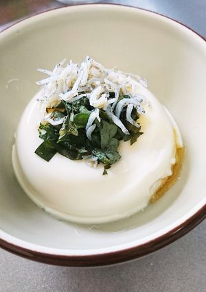 お酒のつまみに～塩漬け大葉としらすの冷奴-レシピのメイン写真