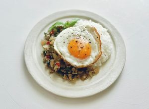 ナスと鶏もも挽肉でつくる、ガパオライス。-レシピのメイン写真