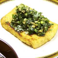 รูปของ たっぷり薬味ダレの焼き厚揚げ