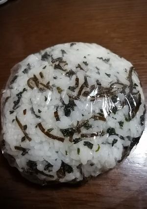 塩昆布とわかめのおにぎり-レシピのメイン写真