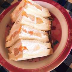 รูปของ 缶詰フルーツのサンドイッチ