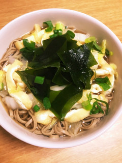 白菜と油揚げのお浸しと生わかめ乗せ蕎麦-レシピのメイン写真