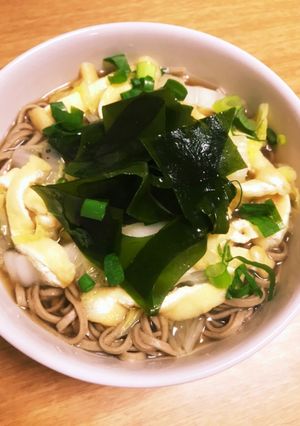 白菜と油揚げのお浸しと生わかめ乗せ蕎麦-レシピのメイン写真