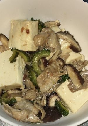 豚バラ肉とゴーヤと豆腐の梅肉炒め煮-レシピのメイン写真