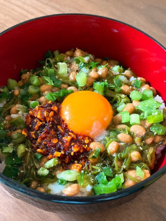 簡単！食べるラー油でピリ辛納豆めかぶ丼-レシピのメイン写真