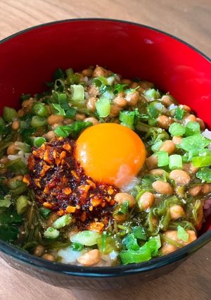 簡単！食べるラー油でピリ辛納豆めかぶ丼-レシピのメイン写真
