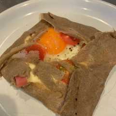 รูปของ もちっとガレット　トマトベーコンチーズ