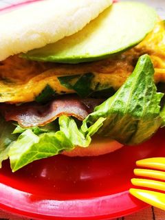 朝食!ニラ玉アボカドべーコンマフィン-レシピのメイン写真