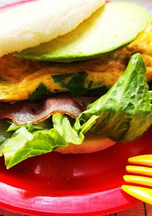 朝食！ニラ玉アボカドべーコンマフィン-レシピのメイン写真
